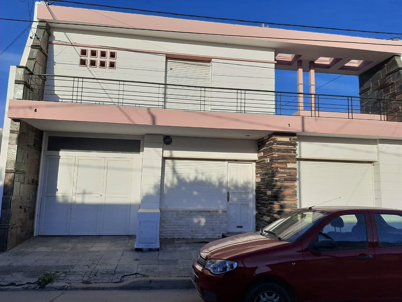 CASA 3 DORMITORIOS  Sobre calle María Olguín 1500